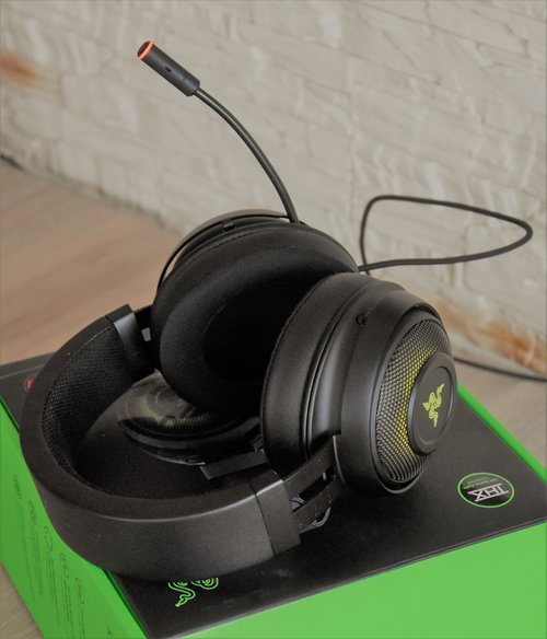Razer Kraken Ultimate: czerwona obwódka mikrofonu sygnalizuje wyciszenie / fot. techManiaK