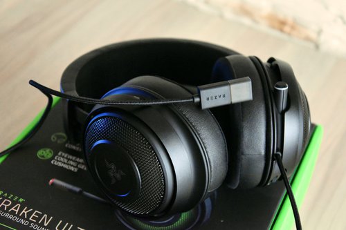 Razer Kraken Ultimate tuż po wyjęciu z opakowania - jeszcze złożony mikrofon i brak RGB / fot. techManiaK