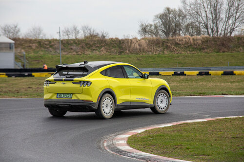 Ford Mustang Mach-E Rally wkracza na salony