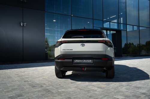 To mocarny, elektryczny miejski SUV