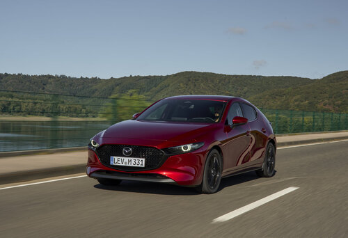 Nowa Mazda 3 i CX-30 wjeżdżają do salonów