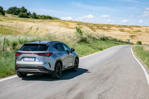 Najpopularniejsza hybryda plug-in Lexusa