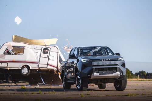 Toyota nie oszczędzała elektrycznego Hiluxa