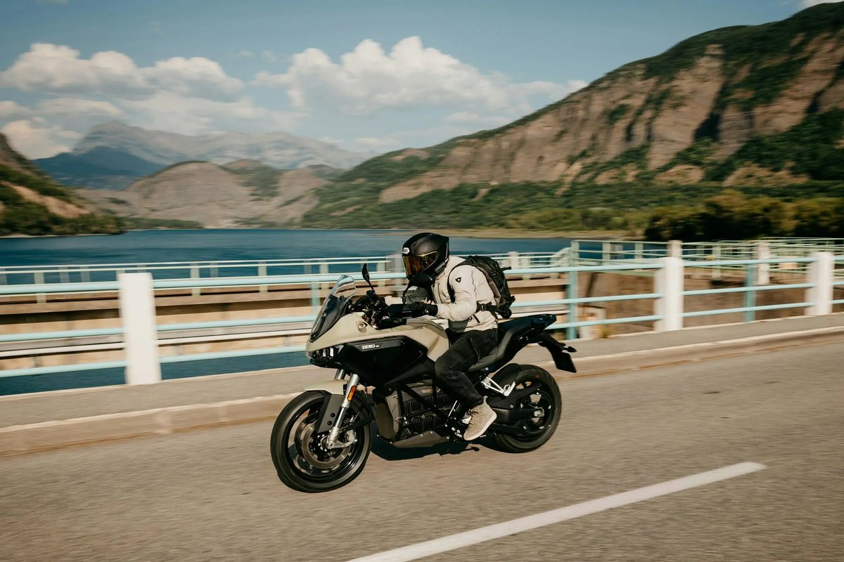 436 km na jednym ładowaniu? Ten elektryczny motocykl to nowy rekordzista!